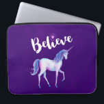 Housse Pour Ordinateur Portable Croyez avec Unicorn dans les aquarelles pastel<br><div class="desc">Portable à manches avec une jolie licorne aquarelle peinte dans des aquarelles pastel douces de rose,  violet et bleu. Texte de typographie inspirationnel dit Croyez en une police tendance avec une étoile au-dessus de la lettre i. Placé sur un arrière - plan royal violet.</div>