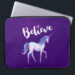 Housse Pour Ordinateur Portable Croyez avec Unicorn dans les aquarelles pastel<br><div class="desc">Portable à manches avec une jolie licorne aquarelle peinte dans des aquarelles pastel douces de rose,  violet et bleu. Texte de typographie inspirationnel dit Croyez en une police tendance avec une étoile au-dessus de la lettre i. Placé sur un arrière - plan royal violet.</div>