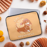 Housse Pour Ordinateur Portable Cute Dachshund "La vie est pleine de vie" Couleurs<br><div class="desc">Protégez votre ordinateur portable avec style grâce à cette mignonne manette d'ordinateur portable Dachshund 'Life is Wienerful'. Ce design amusant et décalé présente un adorable dachshund, avec un casquette fedora mignon, capturant parfaitement l'essence du charme rétro. Les couleurs muettes de terre cuite et d'orange lui confèrent une atmosphère vintage, ce...</div>