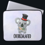 Housse Pour Ordinateur Portable Cute de Pun Koala surkoalaaaated en chapeau supéri<br><div class="desc">Un ordinateur portable porte un design drôle et humoristique avec l'illustration d'un koala mignon portant un chapeau noir avec le texte de typographie ci-dessous qui dit overkoalafied.</div>