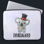 Housse Pour Ordinateur Portable Cute de Pun Koala surkoalaaaated en chapeau supéri<br><div class="desc">Un ordinateur portable porte un design drôle et humoristique avec l'illustration d'un koala mignon portant un chapeau noir avec le texte de typographie ci-dessous qui dit overkoalafied.</div>