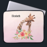 Housse Pour Ordinateur Portable Cute Giraffe Aquarelle Maman & Bébé<br><div class="desc">Manche portable personnalisée avec un dessin mignon en aquarelles d'une maman et d'une petite girafe. La girafe mère se repose la tête au-dessus de la petite girafe, aimante et adorable. Joli bouquet de fleurs d'aquarelle rose, jaune, vert placé sous cette paire de chatons. Un arrière - plan dégradé créé avec...</div>