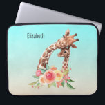Housse Pour Ordinateur Portable Cute Giraffe Aquarelle Maman & Bébé<br><div class="desc">Manche portable personnalisée avec un dessin mignon en aquarelles d'une maman et d'une petite girafe. La girafe mère se repose la tête au-dessus de la petite girafe, aimante et adorable. Joli bouquet de fleurs d'aquarelle rose, jaune, vert placé sous cette paire de chatons. Un arrière - plan dégradé de bleu...</div>