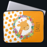 Housse Pour Ordinateur Portable Cute Giraffe avec une couronne florale Personnalis<br><div class="desc">Une pochette d'ordinateur portable personnalisée avec l'illustration d'un joli visage de girafe souriant,  entouré d'une couronne de fleurs d'aquarelle tropicale. Coloré et mignon. Arrière - plan est motif avec des taches blanches oranges sur le côté gauche et une couleur orange solide sur le côté droit.</div>