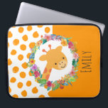 Housse Pour Ordinateur Portable Cute Giraffe avec une couronne florale Personnalis<br><div class="desc">Une pochette d'ordinateur portable personnalisée avec l'illustration d'un joli visage de girafe souriant,  entouré d'une couronne de fleurs d'aquarelle tropicale. Coloré et mignon. Arrière - plan est motif avec des taches blanches oranges sur le côté gauche et une couleur orange solide sur le côté droit.</div>