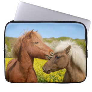 Housse Pour Ordinateur Portable Cute islandaise Horses Cuddle dans une prairie pri