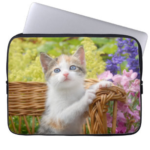 Housse Pour Ordinateur Portable Cute Nosy Baby Chat Kitten dans un jardin fleuri