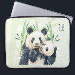Housse Pour Ordinateur Portable Cute Panda Ours Cuddin Aquarelle<br><div class="desc">Manches personnalisées pour ordinateur portable avec une illustration d'aquarelle mignonne montrant une mère et un bébé panda en noir et blanc se tenant ensemble. Maman tient son petit au milieu de tiges de bambou vertes.</div>