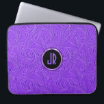 Housse Pour Ordinateur Portable Damas Florales Embossées Violets Monogrammes<br><div class="desc">Monogramme violet élégant avec accent noir et métallique. Revêtement à motif floral orné et aspect bois peint. Peu de couleurs sont disponibles,  mais n'hésitez pas à demander n'importe quelle couleur. Le design n'est qu'une image et non une véritable texture en relief ou en bois.</div>