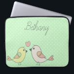 Housse Pour Ordinateur Portable De mignons Inséparables sur le point Polka vert de<br><div class="desc">Manche d'ordinateur portable adorable avec illustration inséparable sur un arrière - plan de pois vert pastel. Option de personnalisation.</div>