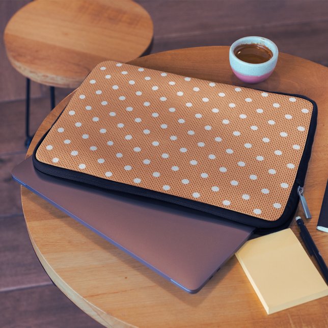 Housse Pour Ordinateur Portable Délice Pointillé Orange (A Dotty Delight Green Laptop Sleeve on the table.
)