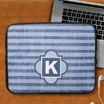 Housse Pour Ordinateur Portable Dénim Couleur Bleu Bleu Strigramme Monogramme<br><div class="desc">Ce sac pour ordinateur portable à motifs rayés denim sportif est prêt pour votre monogramme personnel. Créé dans les tons bleu marine et bleu défraîchi. Choisissez votre taille dans le menu déroulant.</div>