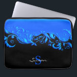 Housse Pour Ordinateur Portable Design floral bleu sur noir<br><div class="desc">🥇 UN DESIGN D'ART ORIGINAL DE DROIT D'AUTEUR DE Donna Siegrist SEULEMENT DISPONIBLE SUR ZAZZLE! Portable Sleeve prêt pour vous à personnaliser. REMARQUE : SEULEMENT CHANGER LES ZONES MODÈLES NÉCESSAIRES! 😀 Si nécessaire, vous pouvez supprimer le texte et commencer à ajouter le texte et la police que vous voulez. 📌...</div>