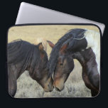 Housse Pour Ordinateur Portable Deux Chevaux Brown Sauvages Étonnants<br><div class="desc">Une paire de chevaux sauvages bruns partageant un moment tendre dans un champ herbeux. Ces deux chevaux de peinture brun se dénudent doucement l'un l'autre,  s'amusant mutuellement compagnie. Leurs manes tourbillonnantes soufflent dans la brise. Displaying power,  gentillesse et liberté. Idéal pour les amateurs de chevaux.</div>