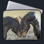 Housse Pour Ordinateur Portable Deux Chevaux Brown Sauvages Étonnants<br><div class="desc">Une paire de chevaux sauvages bruns partageant un moment tendre dans un champ herbeux. Ces deux chevaux de peinture brun se dénudent doucement l'un l'autre,  s'amusant mutuellement compagnie. Leurs manes tourbillonnantes soufflent dans la brise. Displaying power,  gentillesse et liberté. Idéal pour les amateurs de chevaux.</div>