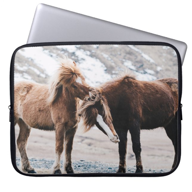 HOUSSE POUR ORDINATEUR PORTABLE DEUX CHEVAUX BROWN SUR LE TERRAIN (Devant)