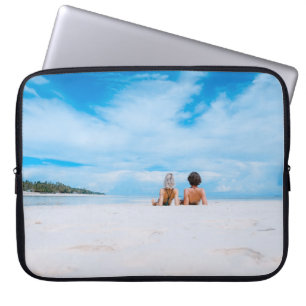 Housse Pour Ordinateur Portable Deux femmes allongées sur du sable blanc face à la