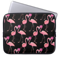 Deux flamants roses sur un arrière - plan noir. In