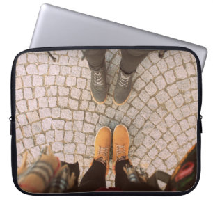 Housse Pour Ordinateur Portable Deux personnes se tenant devant une autre photo