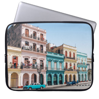 HOUSSE POUR ORDINATEUR PORTABLE DEUX VOITURES PLACÉES À L'EXTÉRIEUR DU BÂTIMENT