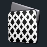 Housse Pour Ordinateur Portable Diamants noirs en blanc<br><div class="desc">Un motif audacieux et géométrique de petits et grands diamants noirs sur un arrière - plan blanc. Le blanc forme un treillis qui sépare les formes diamant. numériquement a créé une image de 9000 x 6000 pixels. Copyright ©2013 Claire E. Skinner,  Tous droits réservés.</div>