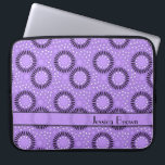 Housse Pour Ordinateur Portable Douille pourpre d'ordinateur portable de pois de<br><div class="desc">Une conception florale moderne avec le pois et l'arrière - plan pointillé fait votre ordinateur portable du néoprène gainer une couverture attrayante pour votre ordinateur portable. Personnalisez avec vos détails ou supprimez le texte pour une bande simple. Employez la personnaliser il caractéristique pour changer la couleur, la taille ou la...</div>
