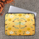 Housse Pour Ordinateur Portable Dragonfly in Gold avec nom<br><div class="desc">Dragonfly in Gold Sac fourre-tout. Ce design est un bel arrangement d'une libellule vert clair avec des fleurs blanches et jaunes sur un arrière - plan doré. Facile à modifier avec votre nom dans l'espace fourni. Faites un cadeau spécial pour toute personne qui aime les libellules ou la nature.</div>