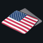 Housse Pour Ordinateur Portable Drapeau américain - États-Unis d'Amérique - Patrio<br><div class="desc">USA - Etats-Unis d'Amérique - Drapeau - Patriotique - Fête de l'Indépendance - 4 juillet - Personnalisable - Choisissez / Ajoutez votre texte unique / Couleur / Image - Faites votre cadeau spécial - Redimensionnez et déplacez ou supprimez et ajoutez des éléments / image avec outil de personnalisation. Vous pouvez...</div>