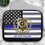 Housse Pour Ordinateur Portable Drapeau de police de la ligne bleue mince<br><div class="desc">Personnalisez la manche de l'ordinateur portable avec le drapeau de police noir et blanc classique avec la fine ligne bleue. Modifiez le nom de votre ville et le nom et le titre de votre officier,  pour un cadeau unique pour votre professionnel de l'application de la loi préféré.</div>
