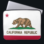 Housse Pour Ordinateur Portable Drapeau d'État de Californie<br><div class="desc">Ce dessin représente le drapeau de l'état américain de Californie, l'un des états les plus peuplés et riches du pays. Il est souvent connu sous le nom de drapeau de l'ours et il est basé sur un drapeau qui a été utilisé pour la première fois lors de la Révolution du...</div>