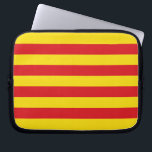 Housse Pour Ordinateur Portable Drapeau Drapeau Catalogne<br><div class="desc">Portez votre fierté catalane où que vous alliez avec cette pochette patriotique d'ordinateur portable avec le vibrant Drapeau de Catalogne ! Conçu pour protéger votre ordinateur portable avec style, cette pochette présente les rayures emblématiques rouge et jaune du Senyera, symbolisant le riche patrimoine culturel et la forte identité de la...</div>