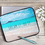 Housse Pour Ordinateur Portable Dream It Do It Cite Hawaii Tropical Sandy Beach<br><div class="desc">"Rêvez-le, faites-le." Rappelez-vous l'odeur fraîche de sel de l'air marin chaque fois que vous utilisez cette étonnante photo couleur vibrante poche ordinateur portable en néoprène. Découvrez et explorez la solitude d'une plage hawaïenne vide. Cette pochette pour ordinateur portable est disponible en trois tailles : 15", 13" et 10". Fait un...</div>