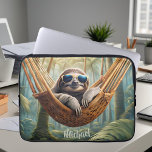 Housse Pour Ordinateur Portable Drôle paresse avec lunettes de soleil dans un hama<br><div class="desc">Cette pochette cool pour ordinateur portable présente un paresseux paresseux avec des lunettes de soleil qui frisent dans un hamac dans la jungle. Idée cadeau personnalisable pour lui à n'importe quelle occasion.</div>
