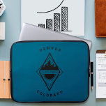 Housse Pour Ordinateur Portable Échapper à la montagne Portable Sleeve Blue<br><div class="desc">Illustration de badge dessinée à la main avec des montagnes,  des rayons de soleil et le mot "fuite" et des oiseaux.</div>