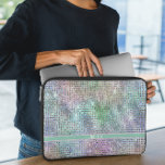Housse Pour Ordinateur Portable Éclats arc-en-ciel modernes<br><div class="desc">Le moderne Rainbow Sparkles Laptop Sleeve allie design élégant et élégance personnalisée. Doté d'un arrière - plan de palette arc-en-ciel découpé avec espace rectangulaire à des fins de personnalisation, ce manchon pour ordinateur portable est accentué d'une brise de luxe et d'espace pour votre nom, ce qui le rend unique à...</div>