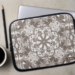 Housse Pour Ordinateur Portable Écureuils des bois Mandala<br><div class="desc">Vous recherchez un coque d'ordinateur portable élégant et personnalisé qui protégera votre appareil tout en présentant votre style unique ? Ne cherchez pas plus loin que notre coque d'ordinateur portable mandala pour écureuils dessinés à la main! Doté d'une belle et complexe conception d'écureuils mignons, de feuilles d'automne et d'éléments forestiers...</div>
