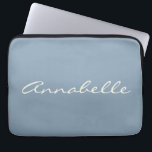 Housse Pour Ordinateur Portable Élégant bleu Dusty Nom de script manuscrit personn<br><div class="desc">Ce coque d'ordinateur portable personnalisé présente votre nom dans de belles lettres manuscrites sur un arrière - plan élégant Dusty Blue. Super idée cadeau.</div>