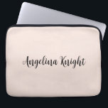 Housse Pour Ordinateur Portable Élégant Design Chic Plain écriture Script<br><div class="desc">Vous recherchez une belle calligraphie avec une écriture esthétique ? Ce design simple et attrayant est fait pour vous. Ce produit impressionne immédiatement ceux qui le voient. Le design raffiné et de bon goût reflétera immédiatement la qualité de votre relation et de votre famille.</div>