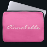 Housse Pour Ordinateur Portable Élégant Hot rose manuscrit Nom de script personnal<br><div class="desc">Ce coque d'ordinateur portable personnalisé présente votre nom dans de belles lettres manuscrites sur un arrière - plan Hot Pink élégant. Super idée cadeau.</div>