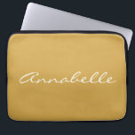 Housse Pour Ordinateur Portable Élégant Jaune manuscrit Nom de script personnalisé<br><div class="desc">Ce coque d'ordinateur portable personnalisé présente votre nom dans de belles lettres manuscrites sur un arrière - plan Jaune élégant. Super idée cadeau.</div>
