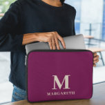 Housse Pour Ordinateur Portable Élégant Manche pour ordinateur portable Monogram R<br><div class="desc">Élégant Manche pour ordinateur portable Monogramme rouge Vin Protégez votre ordinateur portable avec cette pochette pour ordinateur portable couleur rouge et beige. Personnalisez-le facilement avec votre propre nom (ou tout autre nom) en cliquant sur le bouton "PERSONNALISER CE MODÈLE". Cette pochette d'ordinateur portable est destinée à ceux qui veulent protéger...</div>