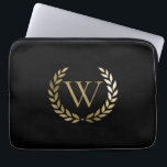 Housse Pour Ordinateur Portable Élégant monogramme de couronne de laurier d'or noi<br><div class="desc">Cette élégante pochette d'ordinateur portable noir personnalisée présente votre monogramme en faux or encadré par une couronne de laurier doré assortie. Conçu par Susan Coffey.</div>