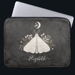 Housse Pour Ordinateur Portable Élégant Monogramme Vintage Papillon Portable<br><div class="desc">Un vintage bohème manches d'ordinateur portable mystique papillon. Un beau papillon céleste avec feuillage aux couleurs de la terre. Personnalisez-le avec votre nom à l'avant du capot de l'ordinateur portable. Conçu pour vous par Blackberry Boulevard. Autres conceptions de mystiques papillons disponibles dans la boutique.</div>