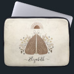 Housse Pour Ordinateur Portable Élégant Monogramme Vintage Papillon Portable<br><div class="desc">Un vintage bohème manches d'ordinateur portable mystique papillon. Un beau papillon céleste avec feuillage aux couleurs de la terre. Personnalisez-le avec votre nom à l'avant du capot de l'ordinateur portable. Conçu pour vous par Blackberry Boulevard. Autres conceptions de mystiques papillons disponibles dans la boutique.</div>