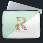 Housse Pour Ordinateur Portable Elégant or et fleurs lettrer R pour Rebecca<br><div class="desc">Elégante lettre d'or R aux accents de bouquet rose floral. Arrière - plan géométrique vert clair et blanc. R est pour Rebbeca ou tout autre nom commençant par une lettre R. Le texte réel du nom est personnalisable. Toutes les lettres sont disponibles ; peuvent être une demande par e-mail.</div>