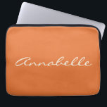 Housse Pour Ordinateur Portable Élégant Orange manuscrit Nom de script personnalis<br><div class="desc">Ce coque d'ordinateur portable personnalisé présente votre nom dans de belles lettres manuscrites sur un arrière - plan Burnt Orange élégant. Super idée cadeau.</div>