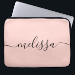 Housse Pour Ordinateur Portable Élégant Pastel rose Signature Nom du script<br><div class="desc">Manche Ordinateur Portable De Script Pink Minimaliste Moderne. Personnalisez ce design simple et minimal avec votre nom ou vos initiales.</div>