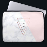 Housse Pour Ordinateur Portable élégant triangle or rose marbre blanc rose<br><div class="desc">Design géométrique moderne avec faux marbre blanc et bloc de couleur rose,  faux triangles d'or rose.</div>