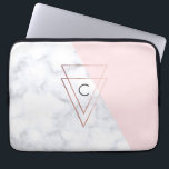 Housse Pour Ordinateur Portable élégant triangle or rose marbre blanc rose<br><div class="desc">Design géométrique moderne avec faux marbre blanc et bloc de couleur rose,  faux triangles d'or rose.</div>