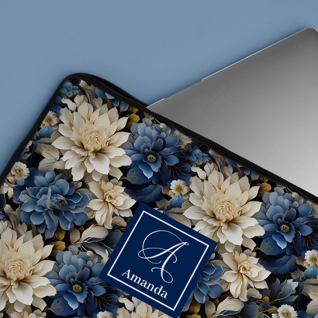 Housse pour ordinateur portable élégante à fleurs  (Trendy Blue and Ivory Flowers Stylish Laptop Sleeve)